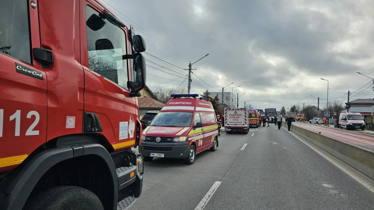 Dramă în Dâmbovița. S-a activat Planul Roșu de intervenție, după ce un microbuz școlar s-a ciocnit cu un tir