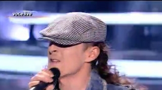 VIDEO Andrei Leonte cu plete si riduri! Vezi cum il imita pe solistul de la AC/DC!