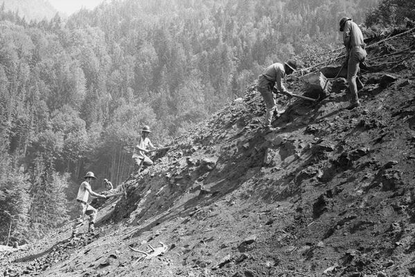 Ei sunt românii care au construit Transfăgărăşanul şi s-au întors la faţa locului după 40 de ani!