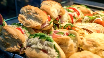 Care este cea mai sănătoasă pâine pentru sandviș. La ce trebuie să fi atent când o cumperi sau o faci