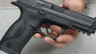 Un politist timisean s-a impuscat in cap cu pistolul din dotare in casa parintilor prietenei sale