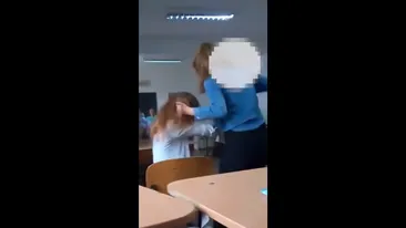 Două eleve din Târgu Neamț s-au bătut sub privirile colegilor. Fimarea a devenit virală (video)