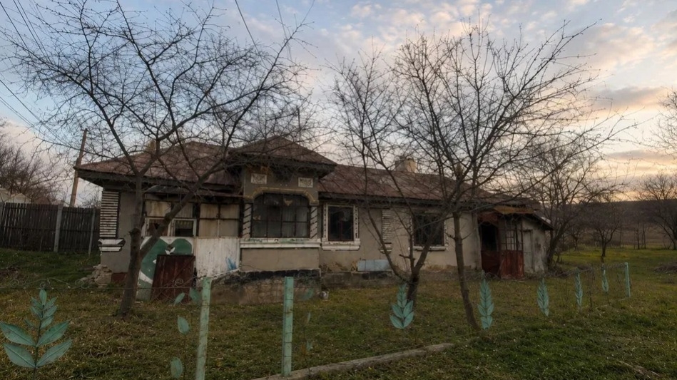 Localitatea din România în care poți cumpăra o casă tradițională cu doar 8.000 de euro. Terenul are 2320 de metri pătrați