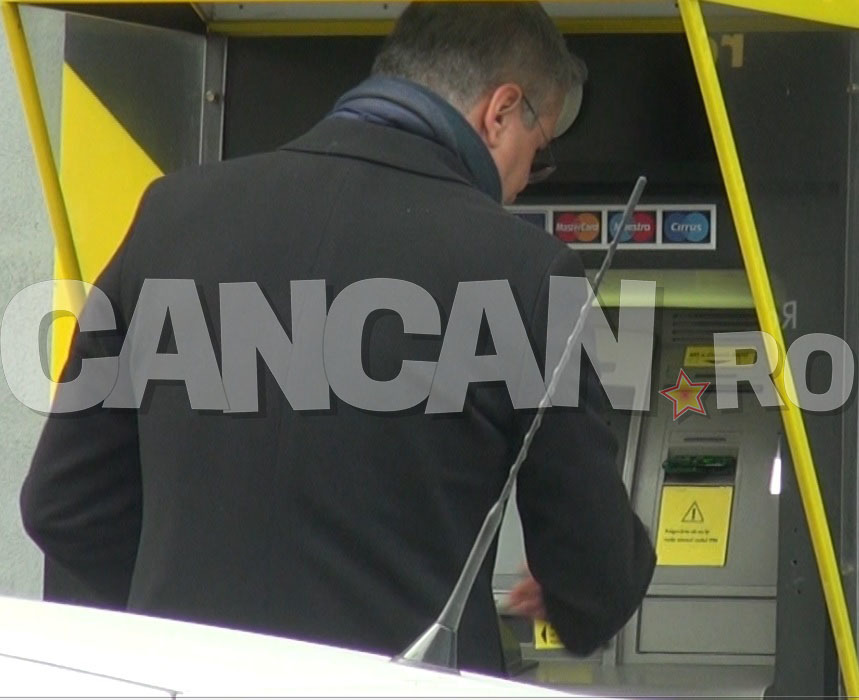 CANCAN.ro l-a filmat într-o ipostază uluitoare pe Dragoş Pîslaru, la nici o oră după ce i-a predat ”ştafeta” Olguţei Vasilescu. Ministrul Muncii a plecat de la birou cu RATB-ul  şi s-a oprit la… covrigi!