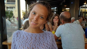 A vrut sa fie sexy, dar un detaliu i-a scapat! Vezi cum s-a pozat aceasta tanara la o terasa! Toti barbatii au ramas masca!