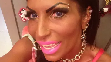 Cea mai bronzata romanca s-a cam... albit. Roxy, Printesa inghetatei, goala pe o plaja exotica