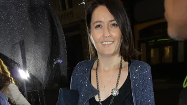 Fara machiaj si imbracata in trening la un eveniment cu covor rosu! Crezi ca se potriveste?