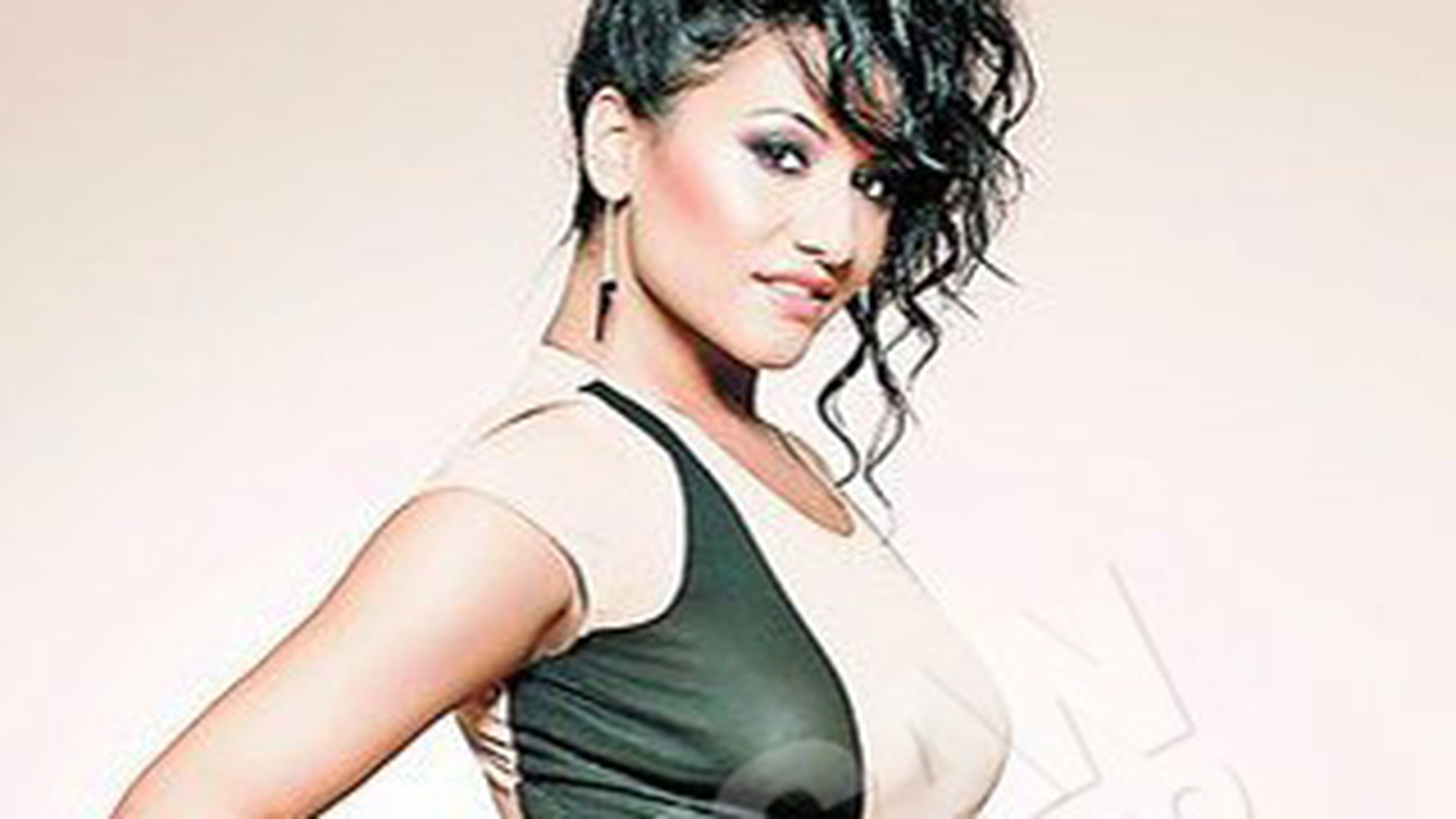 Claudia Patrascanu, periculos de sexy! Vezi ce metode de aparare invata cantareata!