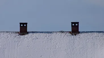 Acoperisul unei hale din Craiova a cedat din cauza zapezii si a cazut peste 3 oameni!