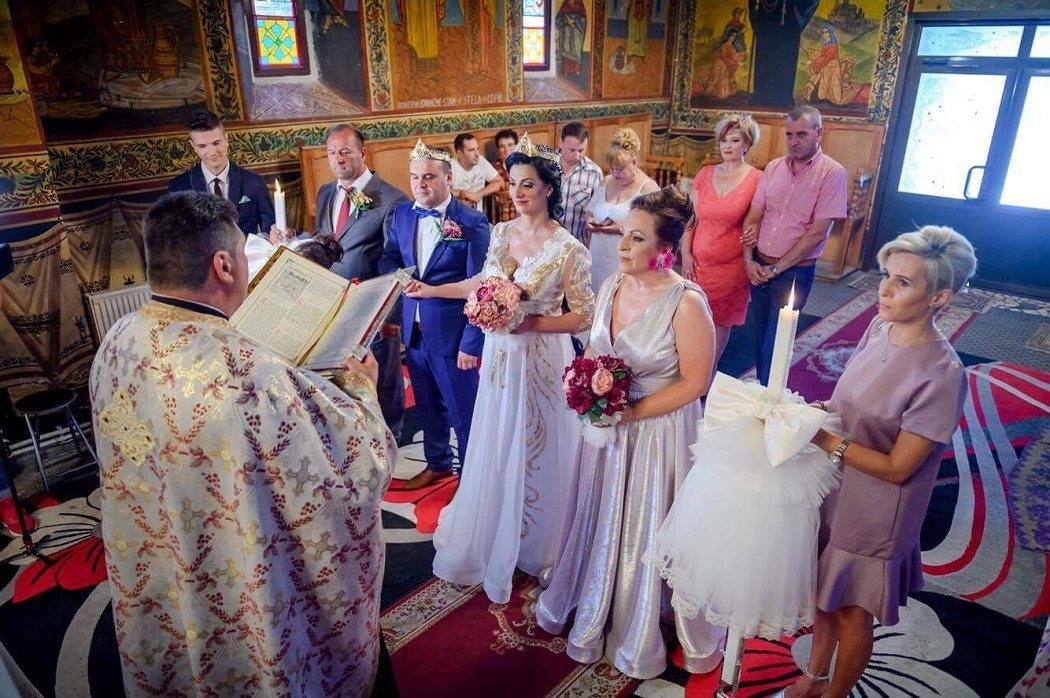 Mireasa a fost extrem de emoţionată în timpul ceremoniei-surpriză