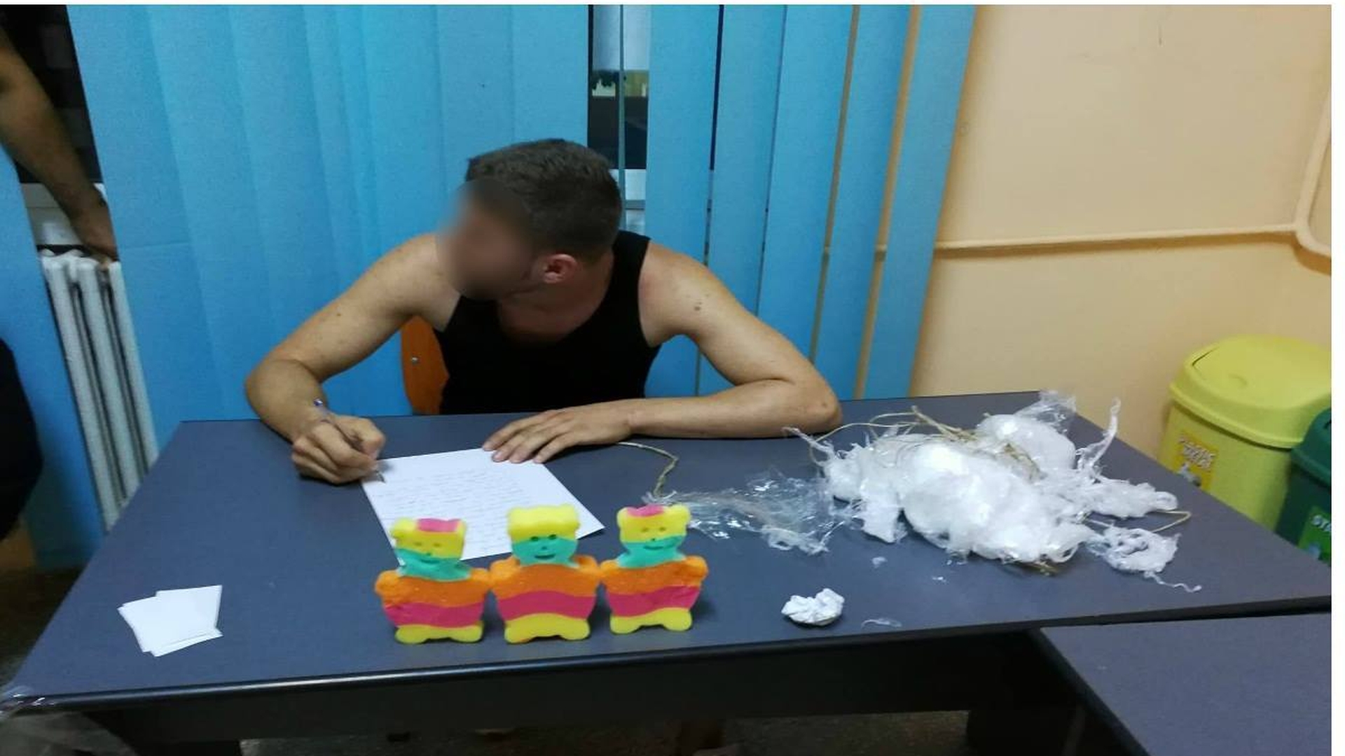 Când l-au văzut, poliţiştii au pufnit în râs. Infractorul-pokemon a fost prins la Iaşi. Imagini fabuloase