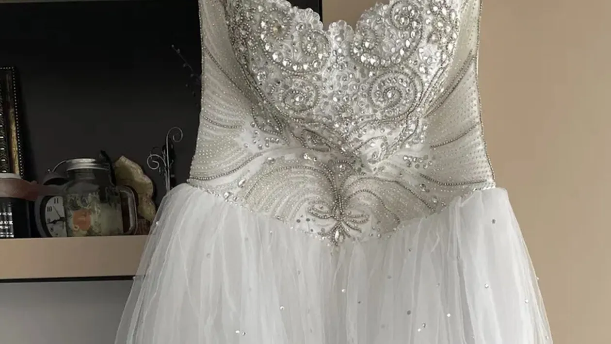 O femeie din Cluj își vinde rochia de mireasă cu doar 1 leu. Cum arată