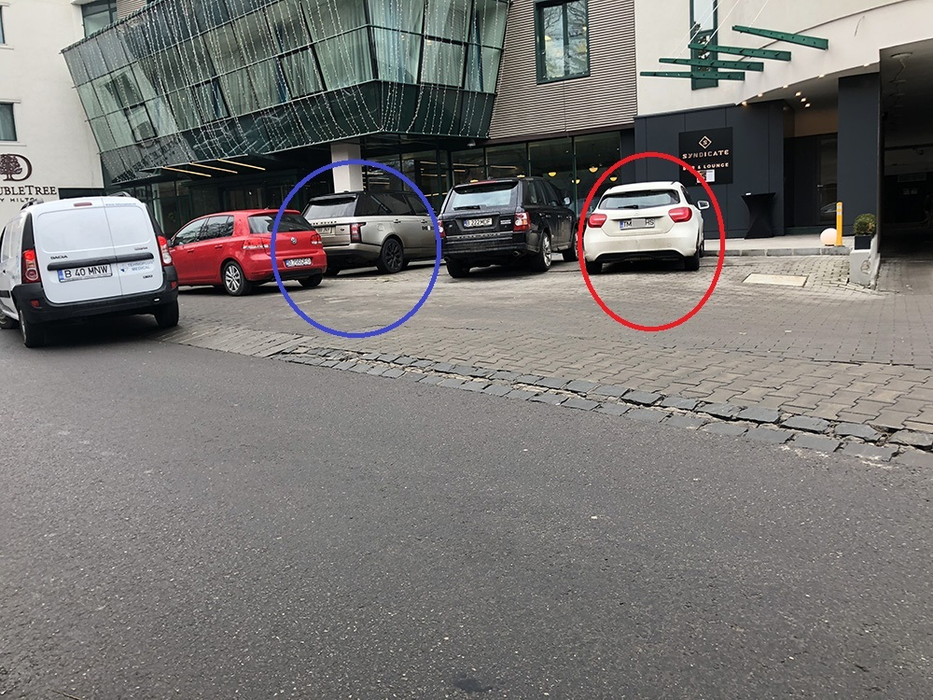 Blonda şi-a parcat maşina la hotel (cea încercuită cu roşu) la un singur autoturism distanţă de maşina de la club a lui Dan Petrescu (cea încercuită cu albastru)