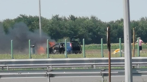 Mașină în flăcări pe A2! Autoturismul a fost scos de pe carosabil și se așteaptă intervenția pompierilor