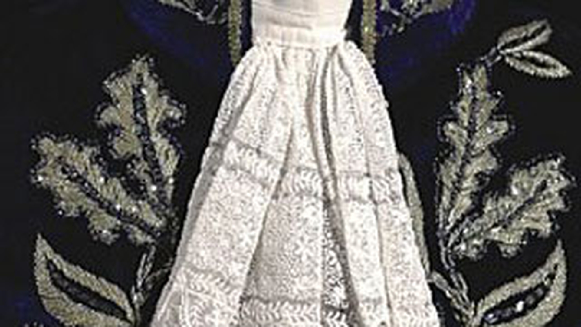 Expozitie de haine la Muzeul de Arta