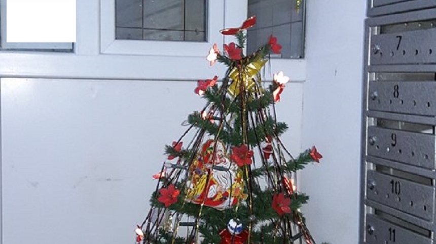 Amantlâc de Crăciun? "Grinchii" au tresărit când au văzut mesajul: "Nu umbla la brad, că...". Poza a devenit virală 