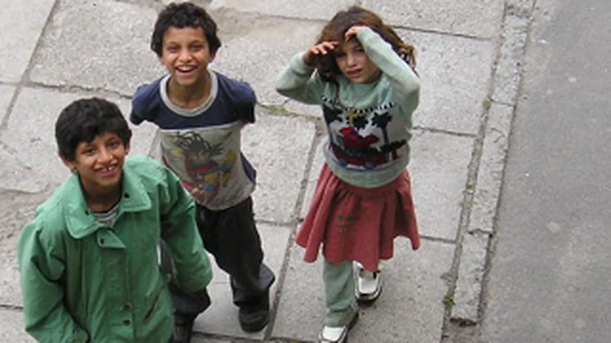 Un cuplu de tigani romani, condamnat dupa ce si-a trimis copiii la cersit