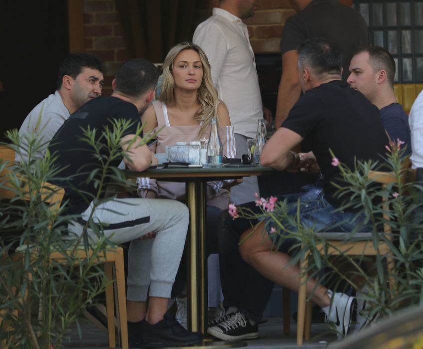 Celor doi li s-au alăturat curând Ionuţ Luţu  (stânga), Alina, fosta iubită a lui Nilă, dar şi încă un tovarăş