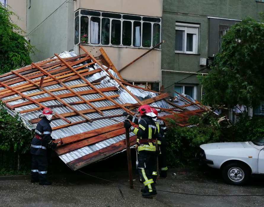 Codul portocaliu a făcut ravagii în Teleorman. Curțile au fost inundate și acoperișurile smulse