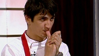 Petru a fost criticat la Masterchef pentru ca nu a pus destula sare si a taiat gresit pestele! Andi Moisescu: "Voi stiti ca foarte multa sare in mancare nu e buna?"