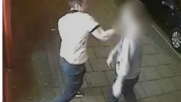 VIDEO incredibil! L-a bătut măr în faţă la fast-food, doar pentru că era roşcat! Poţi să crezi aşa ceva?