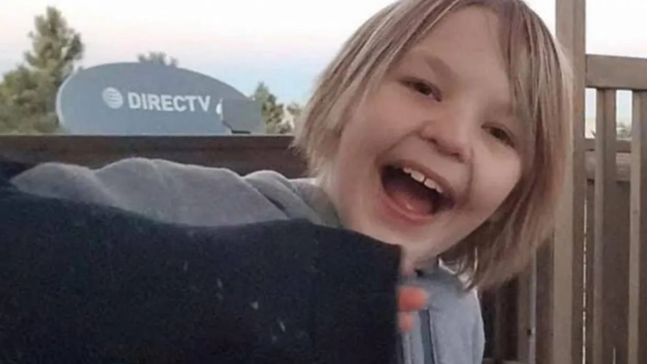 Un cuplu a omorât un copil după ce l-a obligat să bea aproape 3 litri de apă în 4 ore