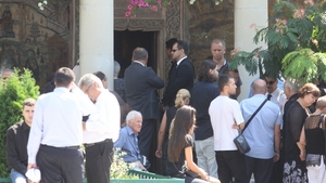 Ce nu s-a vazut! Serban Huidu a avut un bodyguard personal la inmormantarea mamei. Vezi ce misiune a avut "paznicul"
