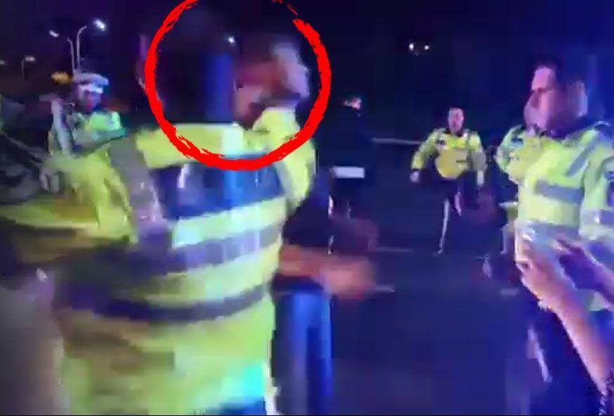 Imaginile în care Boureanu este lovit de poliţist. Se vede clar cum a recţionat la ATACUL FOSTULUI POLITICIAN!