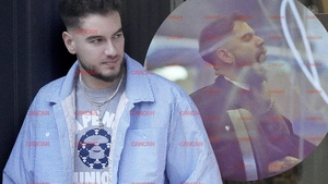 Theo Zeciu a tras un pui de somn chiar la salon. Viața de influencer nu e deloc ușoară
