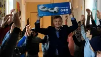 Un primar din Olt oferă cadouri elevilor care nu lipsesc de la cursuri. Ca să le atragă atenţia copiilor se plimbă pe hoverboard, pe holuri