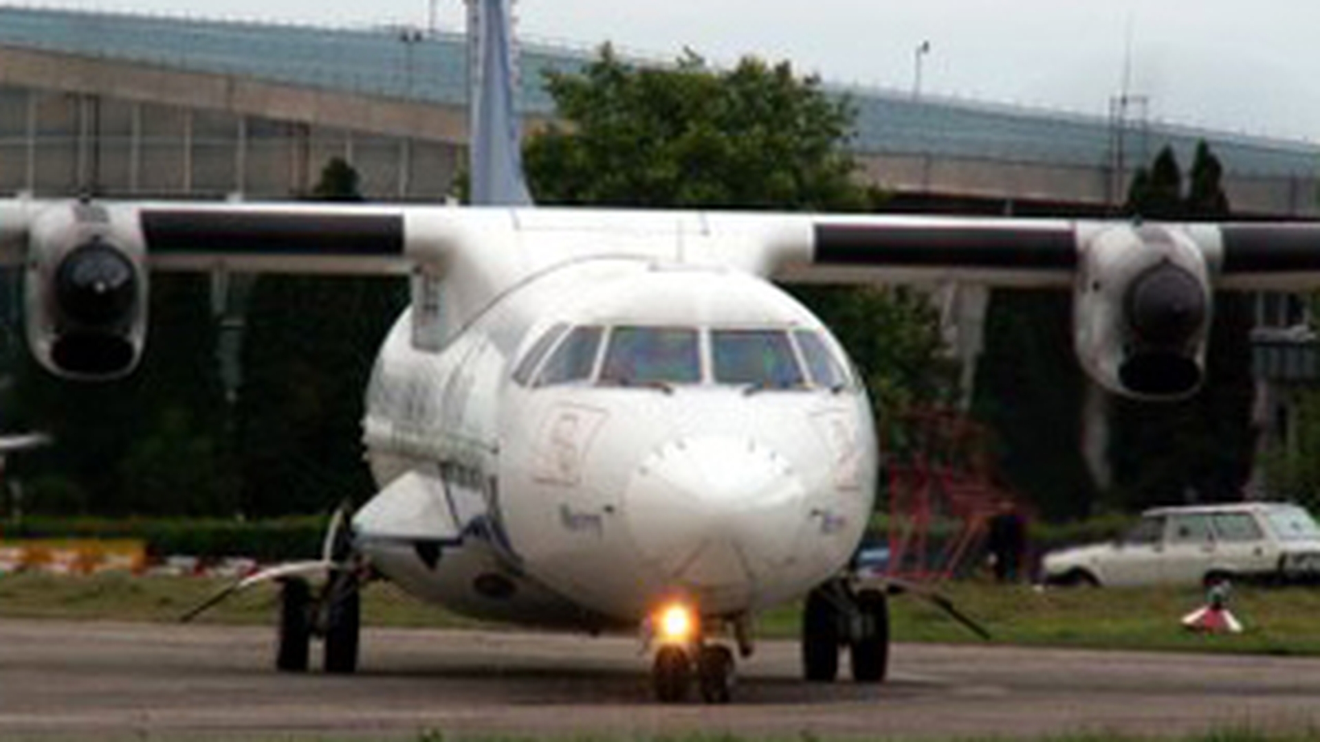 Un avion este blocat pe Aeroportul Otopeni de mai bine de 4 ore!