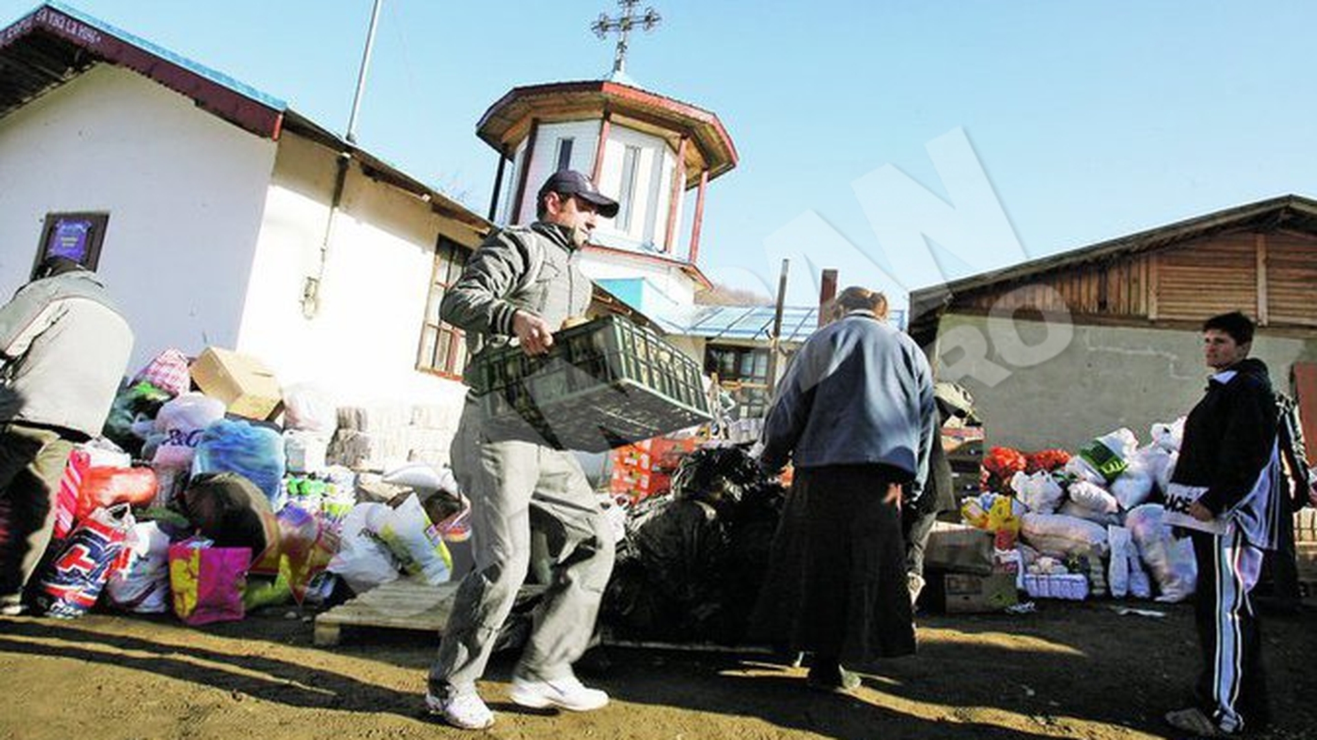 Sute de oameni au sarit in ajutorul orfanilor carora le-a ars cantina! La Valea Plopului s-a intamplat un miracol!