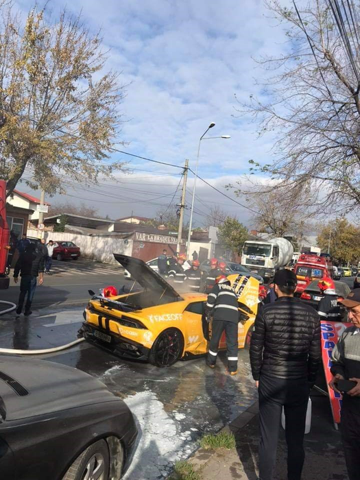 Lamborghini în flăcări (sursa foto - Facebook)
