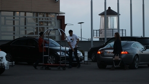 Ea, fiica de milionar, el cu pantalonii in vine! Puteau sa fie cel mai romantic cuplu de la mare, dar un detaliu dezgustator....