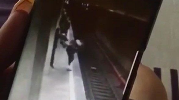 Tatăl primei victime de la metrou, care s-a salvat ca prin minune: „Cei de la 112 sunt inconştienţi! M-au trimis să fac eu investigaţii ca părinte. Este posibil aşa ceva?”