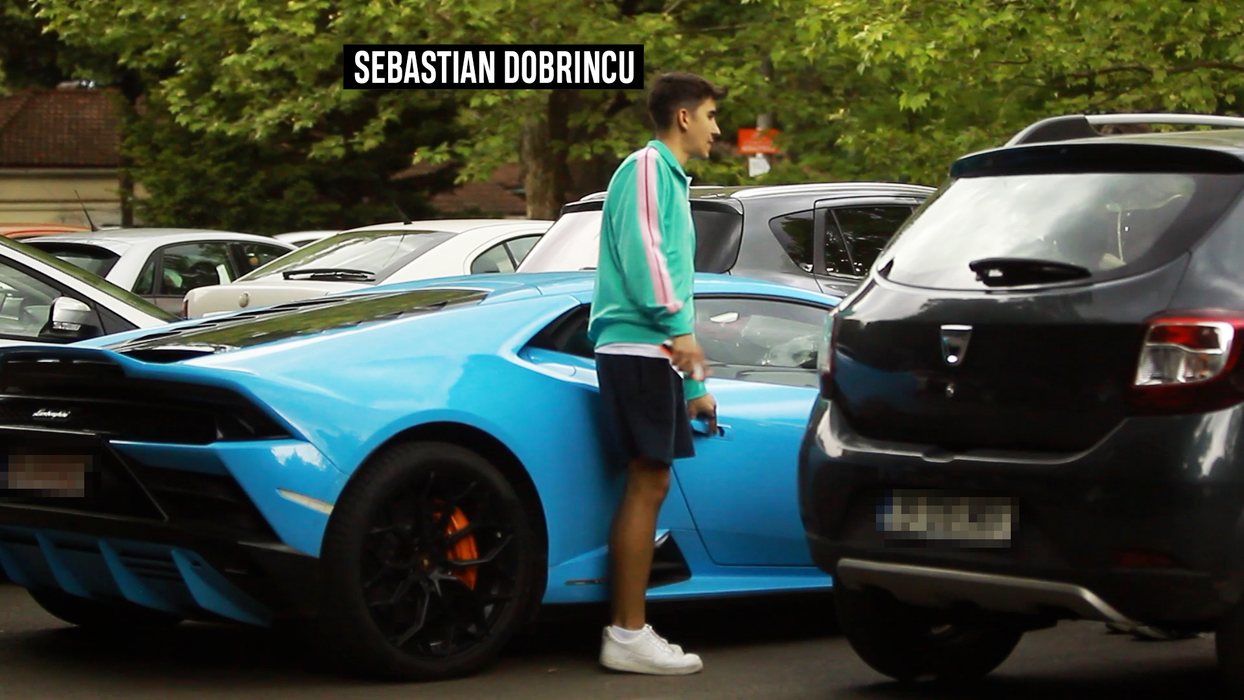 Sebastian se pregătește să deschidă portiera mașinii pentru Ioana
