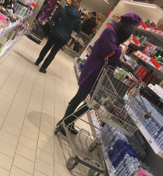 Lavinia Pârva, la cumpărături într-un supermarket din Capitală