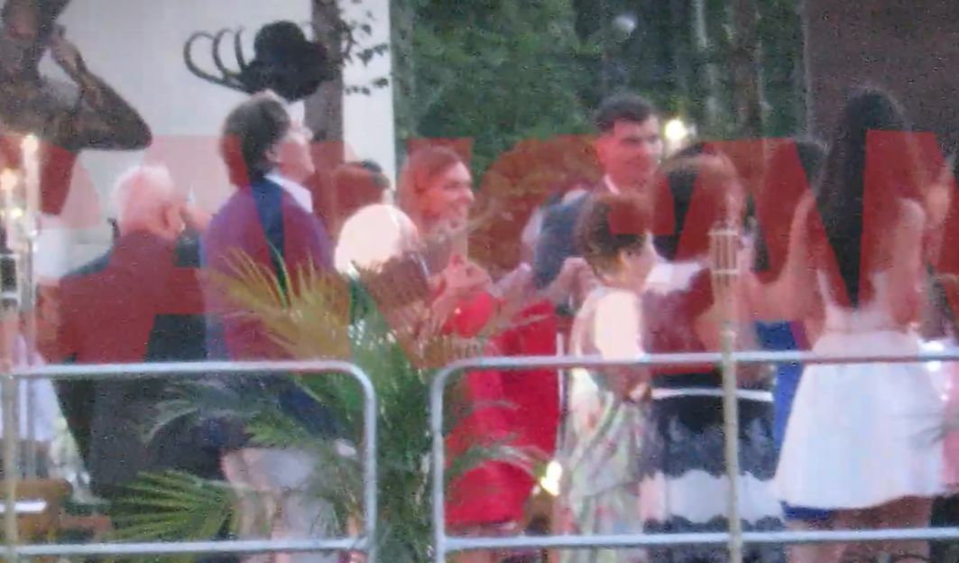 Cum s-au distrat tatăl și mama Simonei la cununia fiicei lor