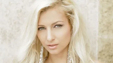 Ce mica e lumea! Legatura dintre Lora si domnisoara de onoare a Deliei Matache!