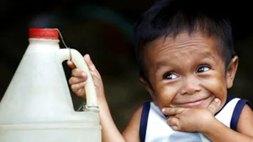 Uite cum arata cel mai mic om din lume! Are 18 ani si numai 55 de centimeri inaltime!