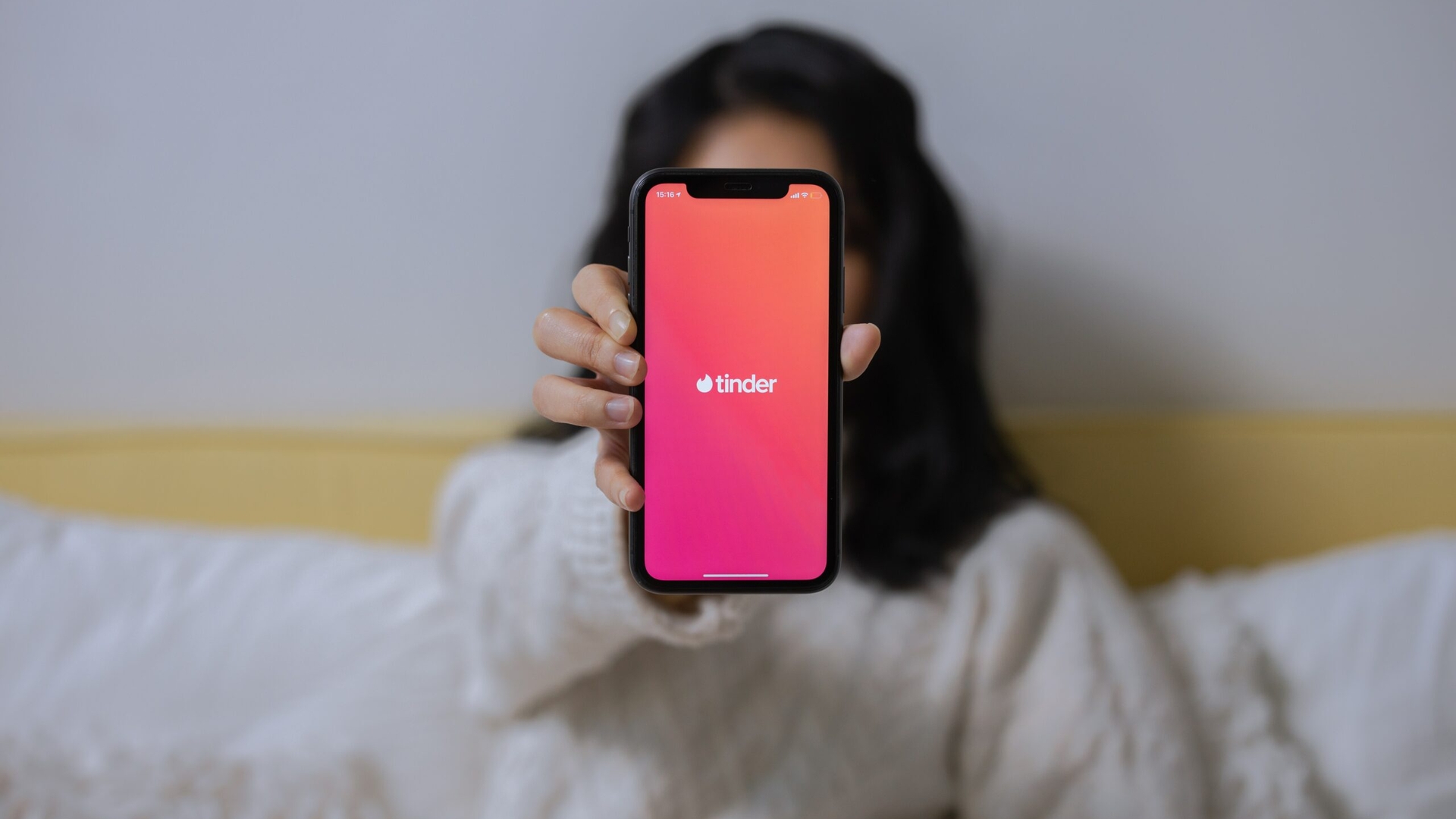 Atenţie, foloseşti Tinder? Lucrurile pe care nu ar trebui să le facă niciodată un bărbat. Sunt interzise