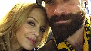 KYLIE MINOGUE l-a dat afară din casă pe logodnicul ei cu 19 ani mai tânăr. Cu cine a înşelat-o bărbatul