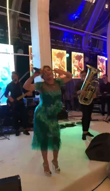 Loredana Groza a început recitalul cu melodia ”Bună seara, iubite!”