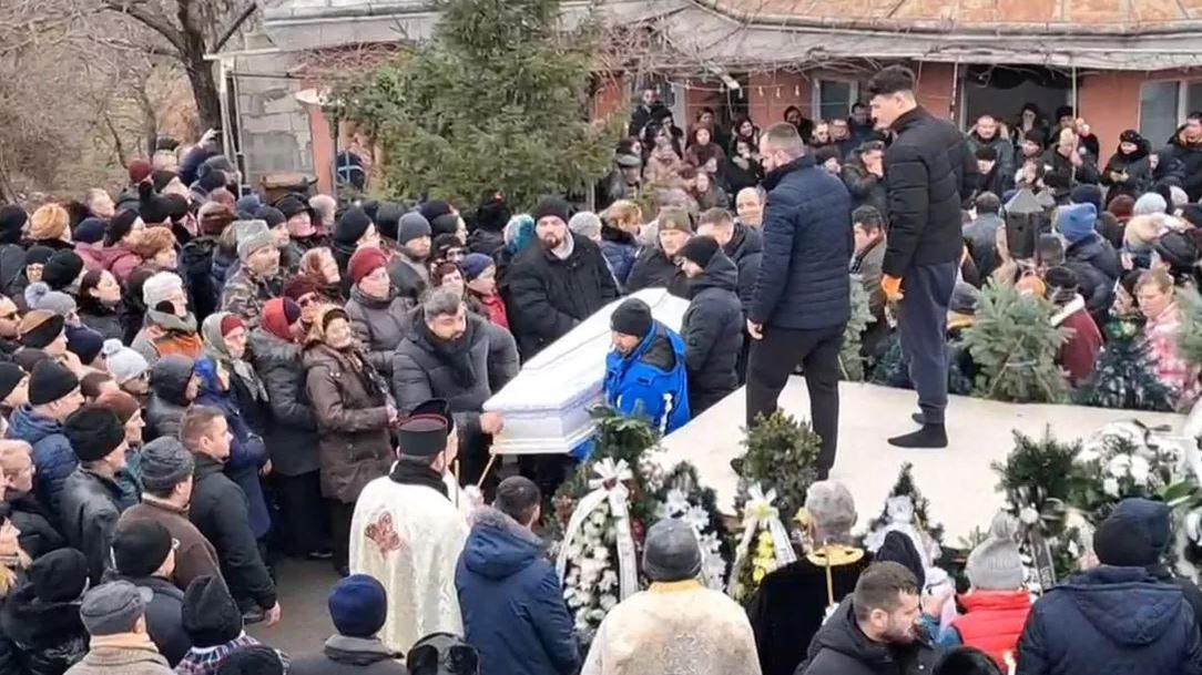 Imagini sfâșietoare! Constantin și Teodora au fost înmormântați împreună, iar micuța Sofia între ei