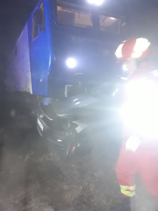 Mașină lovită de tren, în Timiș. Doi italieni au fost transportați la spital