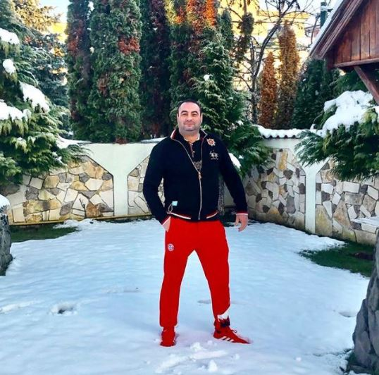Bebino a încins grătarul în curtea casei în care s-a mutat de curând. Bodyguardul VIP-urilor i-a fost invitat