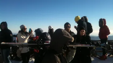 Francezul Banel Nicolita petrece in cel mai romanesc stil! E la munte si savureaza carnati de casa, cu prietenii!