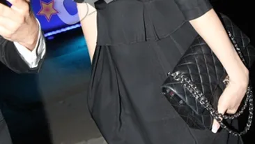 De cand a devenit sotie de milionar, Cristina Rus a uitat de fuste scurte, decolteuri si haine colorate! Se imbraca numai in negru, a facut o obsesie pentru o geanta Chanel, iar machiajul este aproape inexistent