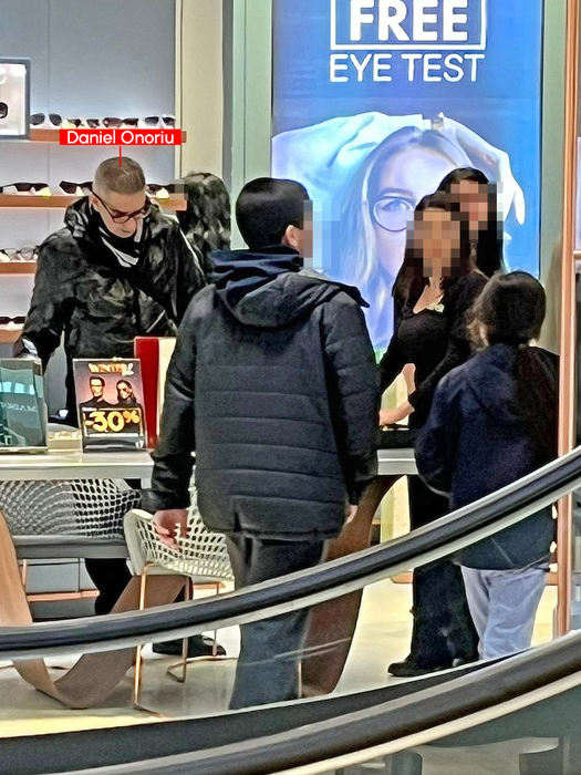 Era îmbrăcat în negru din cap până în picioare, în semn de doliu pentru părinții său, cel mai probabil