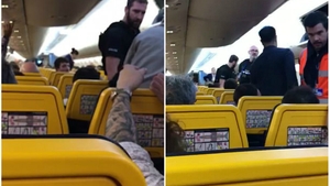 S-a urcat în avion la fel precum ceilalţi pasageri, dar stewardesele au chemat rapid Poliţia! Ce făcuse atât de grav bărbatul de a trebuit scos cu forţa